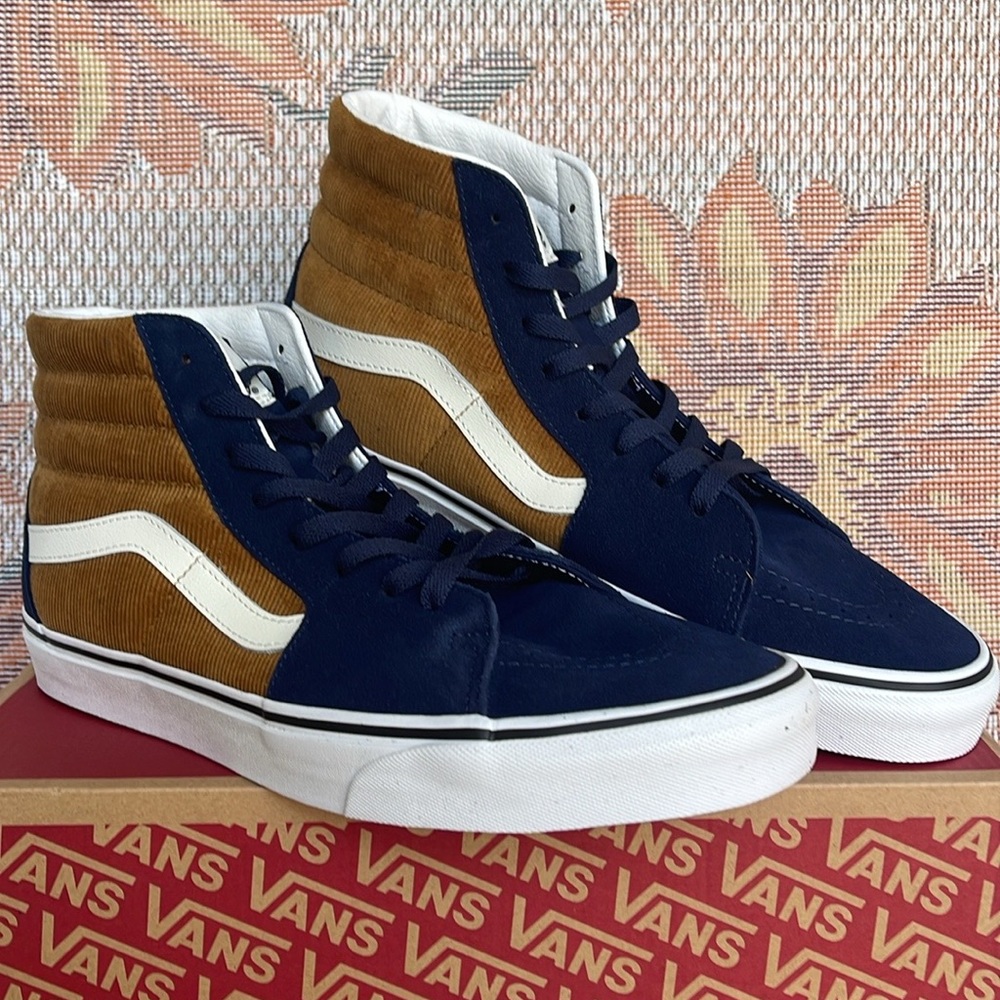 Vans Men’s Sk8-Hi
Mini Cord Blue/Brown
VN0007NS0BO
Sneakers 

CORDUROY - Picture 15 of 16